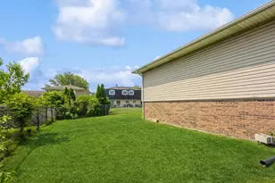 10927 S Circle Dr, Palos Hills, IL 60465 - Photo 30