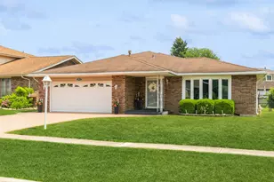 10927 S Circle Dr, Palos Hills, IL 60465 - Photo 2