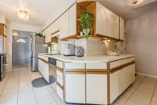 10927 S Circle Dr, Palos Hills, IL 60465 - Photo 12