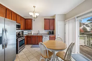 294 Comstock Dr, Elgin, IL 60124 - Photo 6