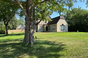 395 Surrey Ln, Crete, IL 60417 - Photo 2