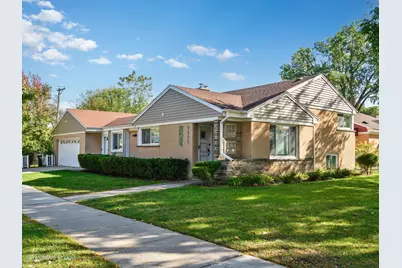 7225 N East Prairie Road, Lincolnwood, IL 60712 - Photo 1