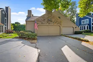 55 Whittington Course, Saint Charles, IL 60174 - Photo 2