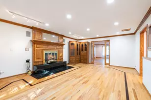 28 Cambridge Dr, Oak Brook, IL 60523 - Photo 4