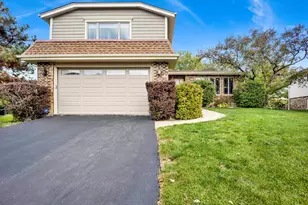 823 N Harrow Ct, Addison, IL 60101 - Photo 2