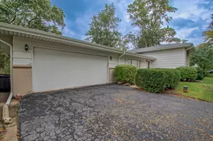 3026 Glenway Dr, Northbrook, IL 60062 - Photo 2
