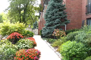 125 Acacia Cir, Indian Head Park, IL 60525 - Photo 2