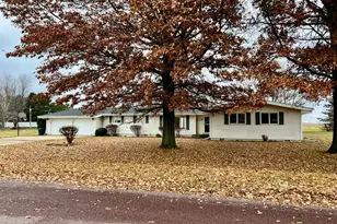 106 Lakeview Dr, Gibson City, IL 60936 - Photo 2