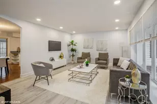 943 Maple Ln, Elk Grove Village, IL 60007 - Photo 2