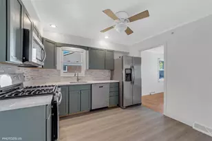 1210 Mohawk Dr, Elgin, IL 60120 - Photo 10