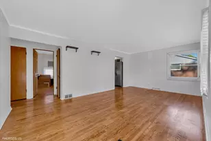 1210 Mohawk Dr, Elgin, IL 60120 - Photo 6