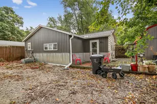 1216 S Oak St, Bloomington, IL 61701 - Photo 2