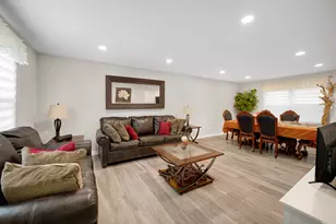 4 Wolfe Ct, Woodridge, IL 60517 - Photo 6