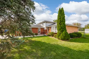 10624 S Michael Dr, Palos Hills, IL 60465 - Photo 2