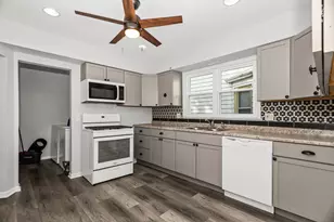 4028 W Waveland Ave, Chicago, IL 60641 - Photo 8