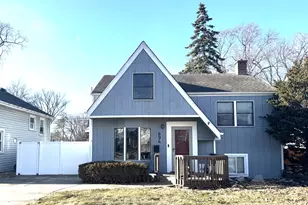 694 S York St, Elmhurst, IL 60126 - Photo 1