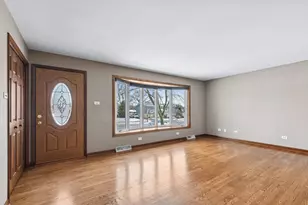 10506 S Michael Dr, Palos Hills, IL 60465 - Photo 2