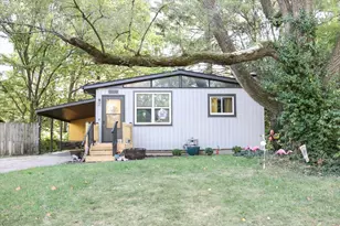 1814 Larch Pl, Urbana, IL 61801 - Photo 2