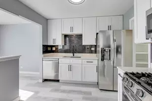 609 Hanover Ct, Schaumburg, IL 60194 - Photo 2