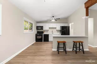 781 N Elmwood Dr, Aurora, IL 60506 - Photo 4