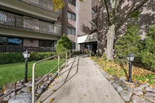 920 Vose Dr, Gurnee, IL 60031 - Photo 2