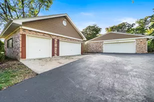 210 Oak Ln, Winthrop Harbor, IL 60096 - Photo 2