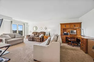 453 Raintree Dr, Glen Ellyn, IL 60137 - Photo 4