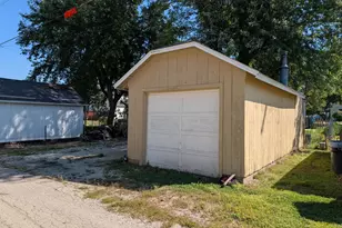 135 N Birch St, Waterman, IL 60556 - Photo 16