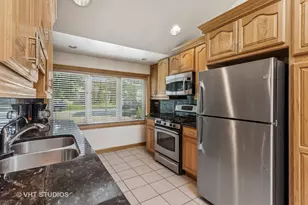 5261 Mulford St, Skokie, IL 60077 - Photo 10