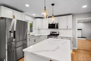 27 S Canterbury Rd, Aurora, IL 60506 - Photo 4