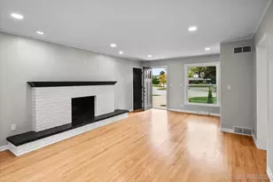 27 S Canterbury Rd, Aurora, IL 60506 - Photo 12