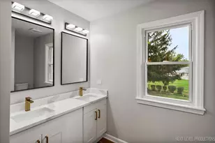 27 S Canterbury Rd, Aurora, IL 60506 - Photo 6