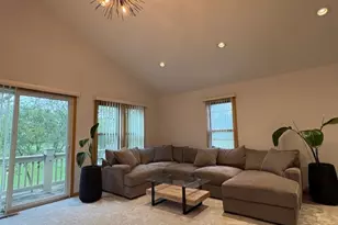 160 Inverness Ct, Elk Grove Village, IL 60007 - Photo 4