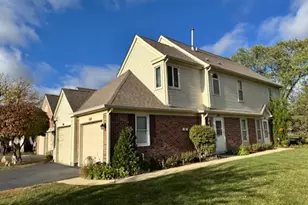 160 Inverness Ct, Elk Grove Village, IL 60007 - Photo 1