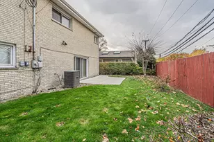 4646 W Fitch Ave, Lincolnwood, IL 60712 - Photo 4