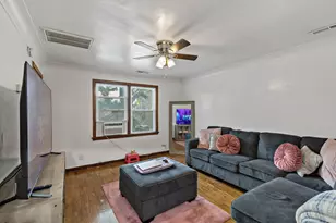 8122 S Kingston Ave, Chicago, IL 60617 - Photo 10