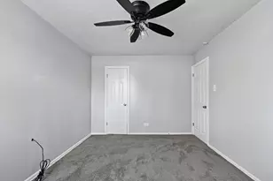 9556 S Bennett Ave, Chicago, IL 60617 - Photo 16