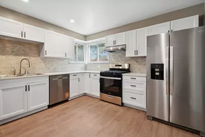 9556 S Bennett Avenue, Chicago, IL 60617 - Photo 6