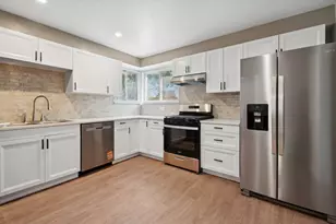 9556 S Bennett Ave, Chicago, IL 60617 - Photo 6