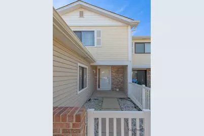 110 N Waterford Drive #21, Schaumburg, IL 60194 - Photo 2