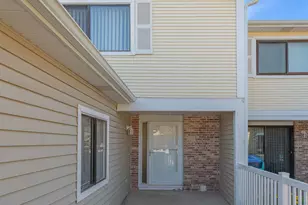 110 N Waterford Dr, Schaumburg, IL 60194 - Photo 2