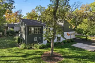 27W041 Walz Way, Wheaton, IL 60189 - Photo 2