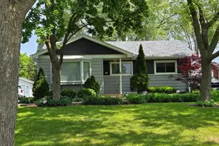 215 Brice Ave, Mundelein, IL 60060 - Photo 1