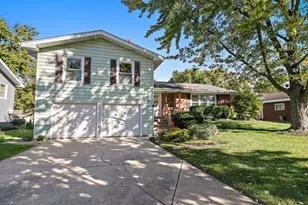 1410 Nottingham Ln, Hoffman Estates, IL 60169 - Photo 2