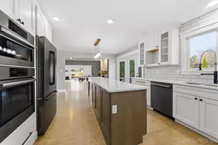 980 Persimmon Ct, Saint Charles, IL 60174 - Photo 8