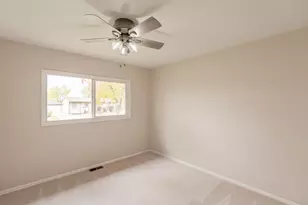 418 Tanglewood Dr, Streamwood, IL 60107 - Photo 8