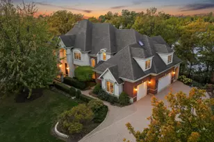 817 Lakeview Ln, Burr Ridge, IL 60527 - Photo 2