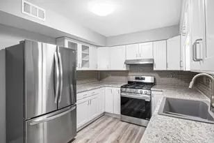 629 Derry Ct, Schaumburg, IL 60193 - Photo 6