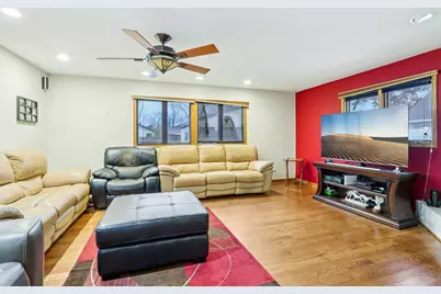 132 Tanglewood Drive, Elk Grove Village, IL 60007 - Photo 2