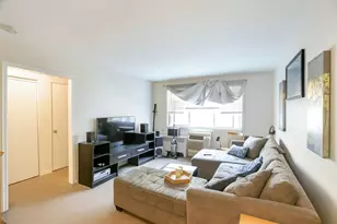 2044 W Jarvis Ave, Chicago, IL 60645 - Photo 2